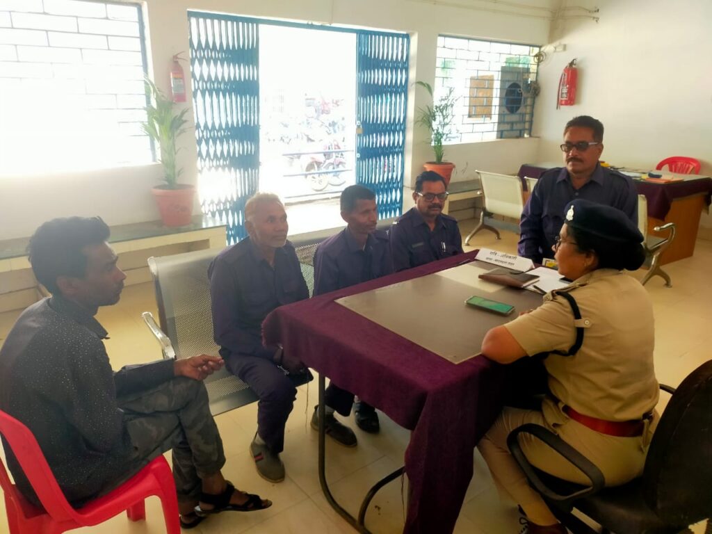 जिला बलौदाबाजार-भाटापारा पुलिस द्वारा आगामी लोकसभा चुनाव में आवश्यक सुरक्षा प्रबंध एवं कानून व्यवस्था बनाए रखने हेतु जिले के समस्त कोटवारों की, ली गई बैठक 9 IMG 20240320 WA0228