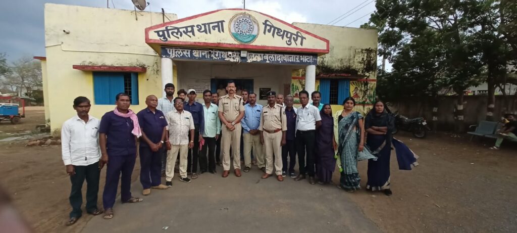 जिला बलौदाबाजार-भाटापारा पुलिस द्वारा आगामी लोकसभा चुनाव में आवश्यक सुरक्षा प्रबंध एवं कानून व्यवस्था बनाए रखने हेतु जिले के समस्त कोटवारों की, ली गई बैठक 1 IMG 20240320 WA0229