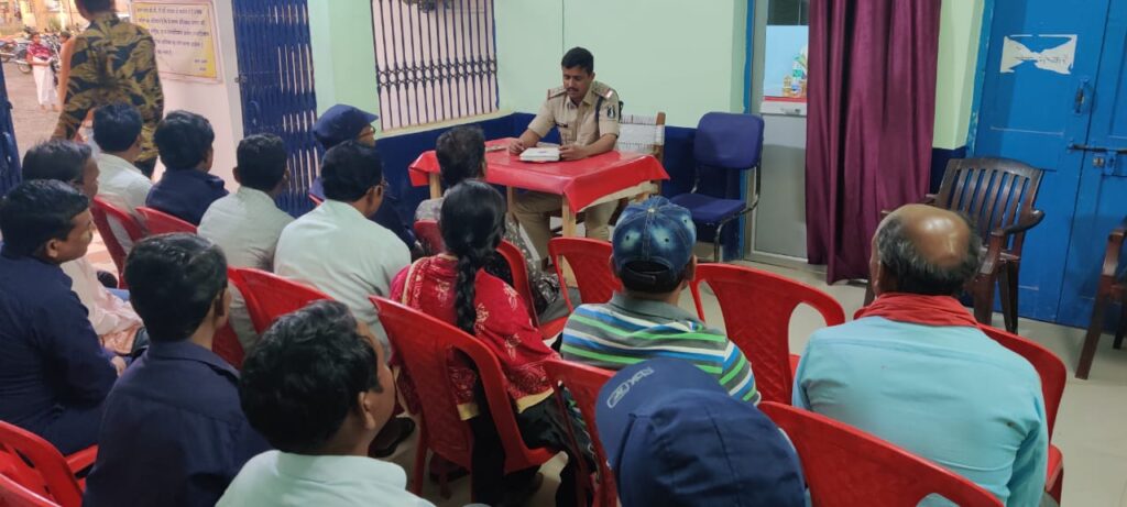 जिला बलौदाबाजार-भाटापारा पुलिस द्वारा आगामी लोकसभा चुनाव में आवश्यक सुरक्षा प्रबंध एवं कानून व्यवस्था बनाए रखने हेतु जिले के समस्त कोटवारों की, ली गई बैठक 6 IMG 20240320 WA0230