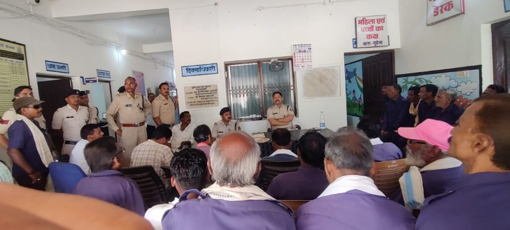 जिला बलौदाबाजार-भाटापारा पुलिस द्वारा आगामी लोकसभा चुनाव में आवश्यक सुरक्षा प्रबंध एवं कानून व्यवस्था बनाए रखने हेतु जिले के समस्त कोटवारों की, ली गई बैठक 2 IMG 20240320 WA0231