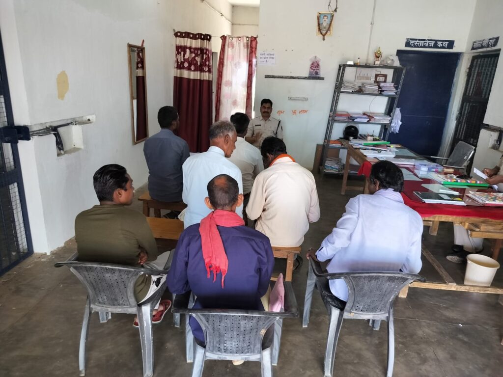 जिला बलौदाबाजार-भाटापारा पुलिस द्वारा आगामी लोकसभा चुनाव में आवश्यक सुरक्षा प्रबंध एवं कानून व्यवस्था बनाए रखने हेतु जिले के समस्त कोटवारों की, ली गई बैठक 4 IMG 20240320 WA0232