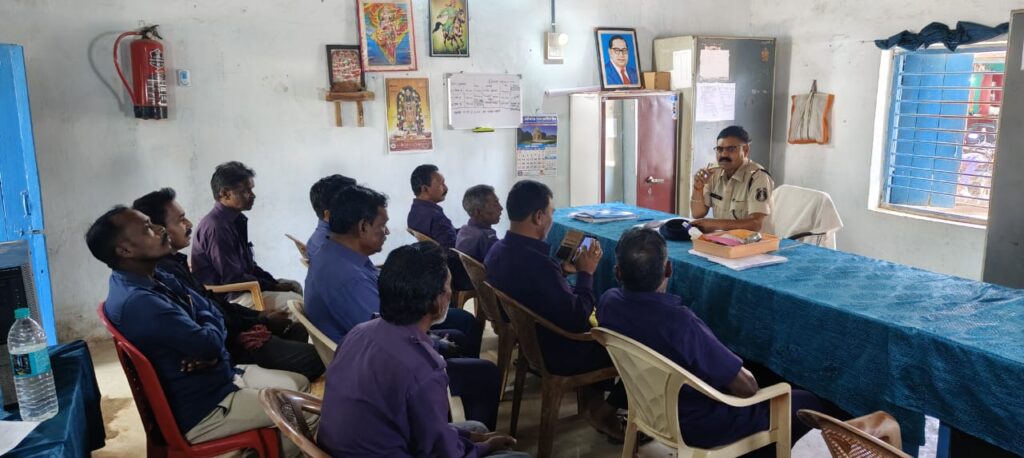 जिला बलौदाबाजार-भाटापारा पुलिस द्वारा आगामी लोकसभा चुनाव में आवश्यक सुरक्षा प्रबंध एवं कानून व्यवस्था बनाए रखने हेतु जिले के समस्त कोटवारों की, ली गई बैठक 3 IMG 20240320 WA0233