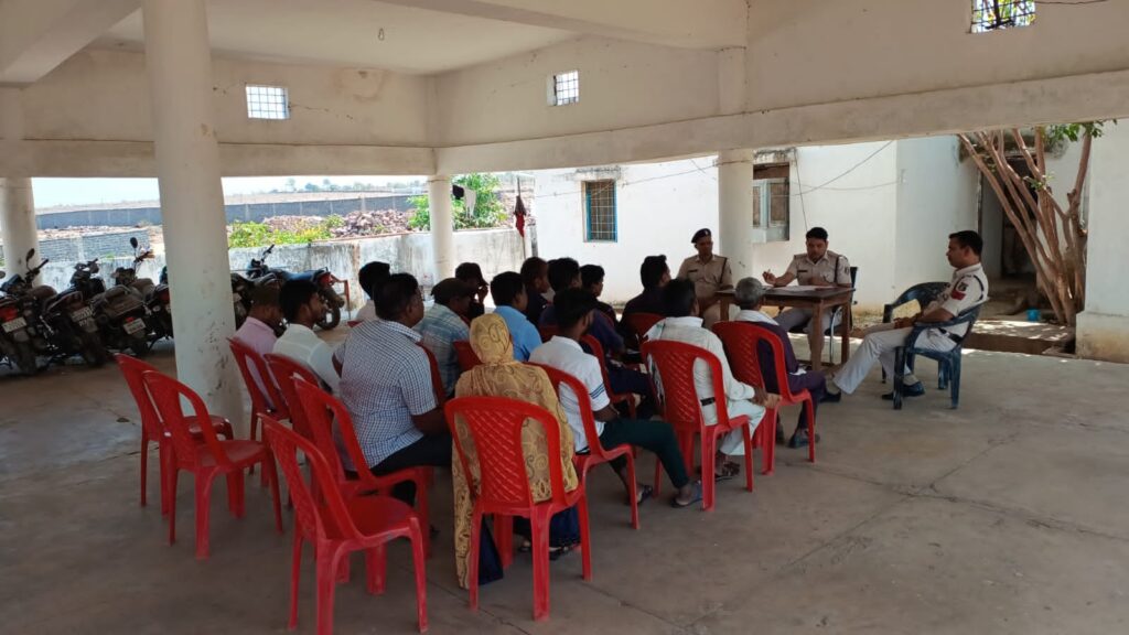 जिला बलौदाबाजार-भाटापारा पुलिस द्वारा आगामी लोकसभा चुनाव में आवश्यक सुरक्षा प्रबंध एवं कानून व्यवस्था बनाए रखने हेतु जिले के समस्त कोटवारों की, ली गई बैठक 5 IMG 20240320 WA0234