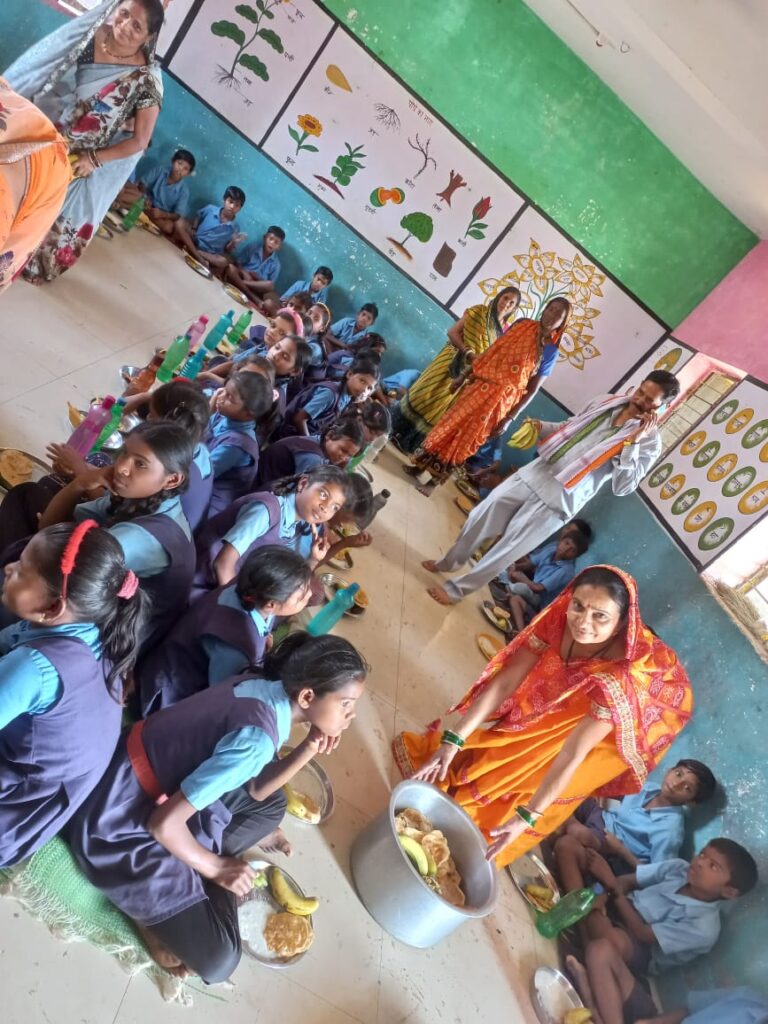 न्योता भोज में बच्चों के चेहरों पर दिखी खुशी 1 IMG 20240329 WA0156