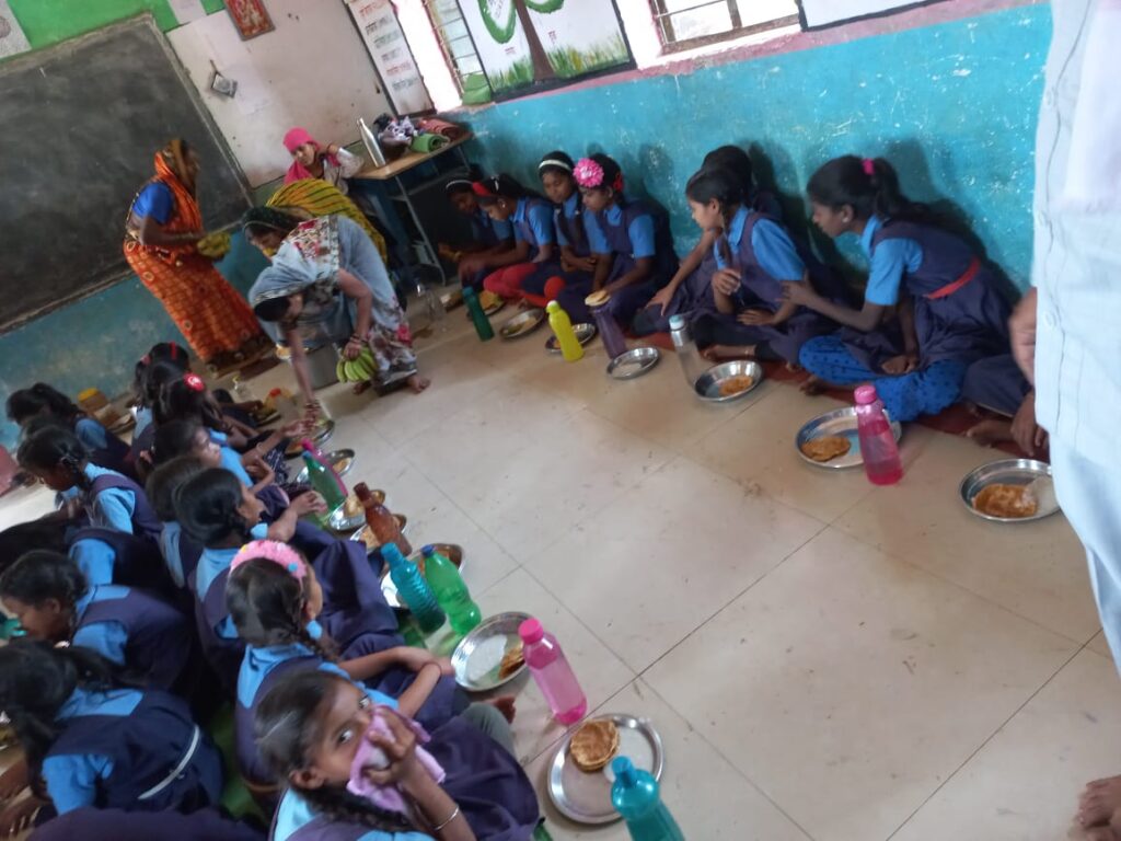 न्योता भोज में बच्चों के चेहरों पर दिखी खुशी 4 IMG 20240329 WA0157