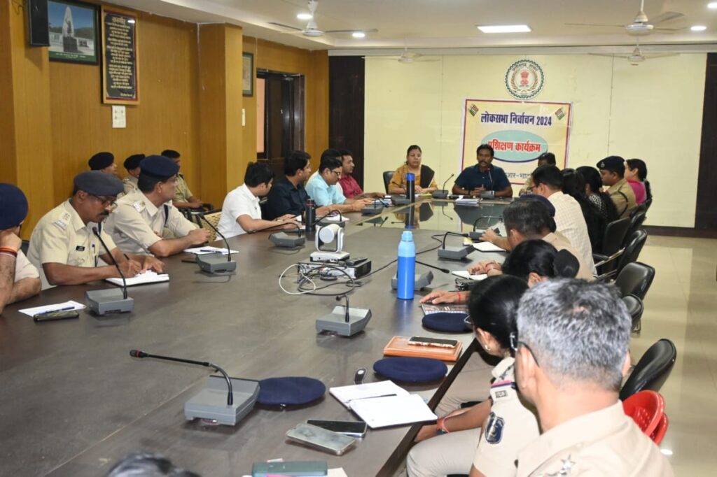 कलेक्टर एवं एसपी ने शांतिपूर्ण निर्वाचन संचालन के लिए राजस्व एवं पुलिस विभाग के अधिकारियों की ली संयुक्त बैठक 3 IMG 20240329 WA0165