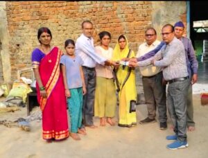आयुर्वेद अधिकारी डॉक्टर एलएस ध्रुव के द्वारा मृतक कर्मचारी के परिवार को सहयोग राशि दिया गया । 1 Screenshot 20240306 181353 WhatsAppBusiness
