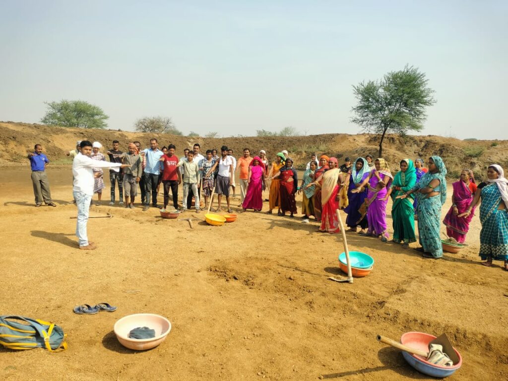 85 हजार मनरेगा मजदूरों ने कार्यस्थल में शपथ लेकर शत प्रतिशत मतदान के लिए लोगों को किया प्रेरित 3 IMG 20240401 WA0160