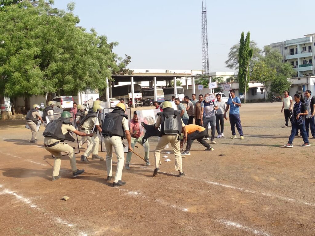 जिला बलौदाबाजार-भाटापारा पुलिस द्वारा आगामी लोकसभा चुनाव में शांति एवं कानून व्यवस्था बनाए रखने के लिए बलवा ड्रिल का किया गया पूर्वाभ्यास 4 IMG 20240405 WA0212