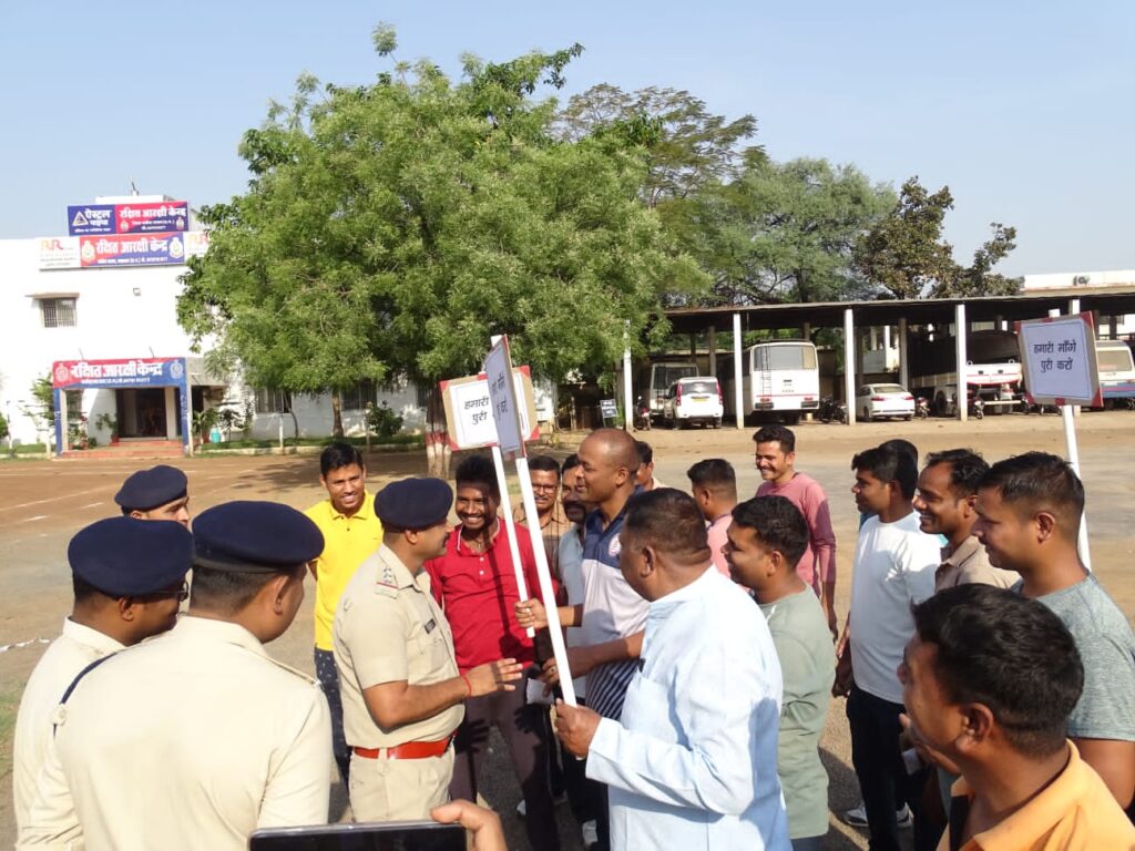 जिला बलौदाबाजार-भाटापारा पुलिस द्वारा आगामी लोकसभा चुनाव में शांति एवं कानून व्यवस्था बनाए रखने के लिए बलवा ड्रिल का किया गया पूर्वाभ्यास 2 IMG 20240405 WA0213