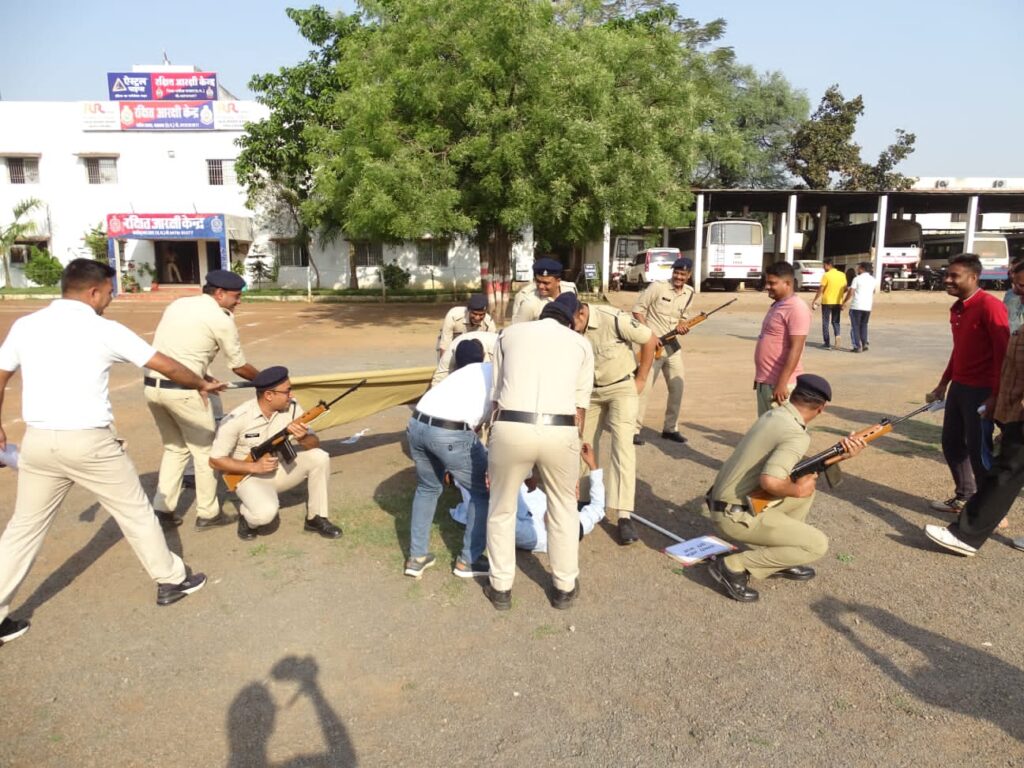 जिला बलौदाबाजार-भाटापारा पुलिस द्वारा आगामी लोकसभा चुनाव में शांति एवं कानून व्यवस्था बनाए रखने के लिए बलवा ड्रिल का किया गया पूर्वाभ्यास 5 IMG 20240405 WA0214