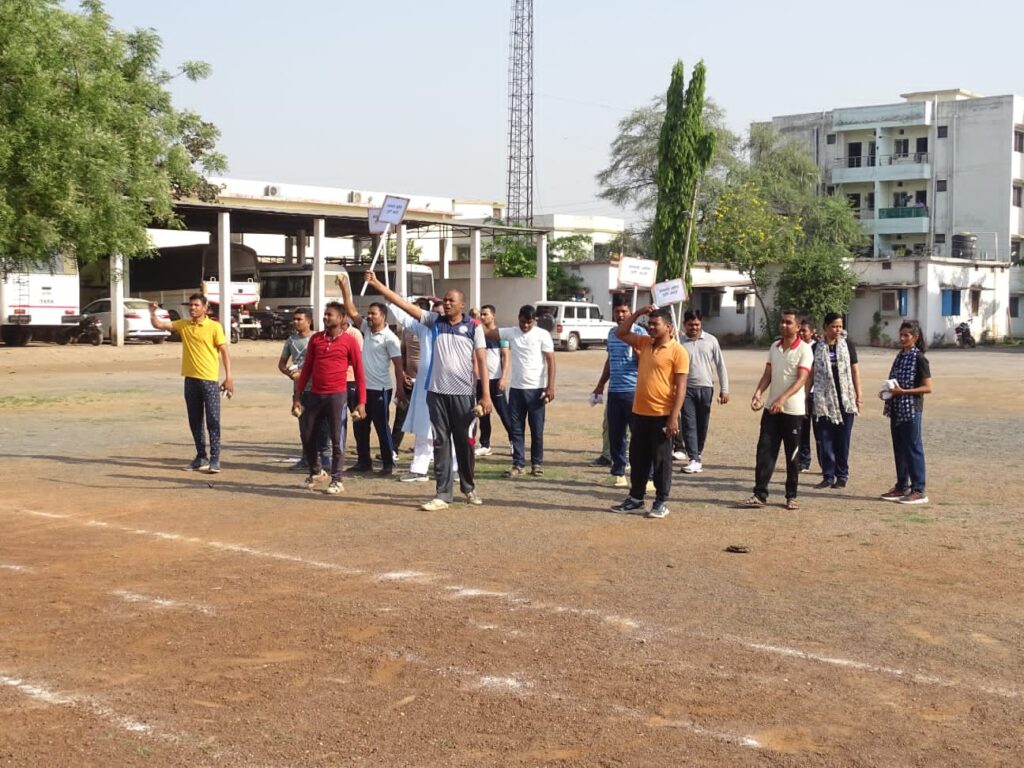 जिला बलौदाबाजार-भाटापारा पुलिस द्वारा आगामी लोकसभा चुनाव में शांति एवं कानून व्यवस्था बनाए रखने के लिए बलवा ड्रिल का किया गया पूर्वाभ्यास 6 IMG 20240405 WA0215