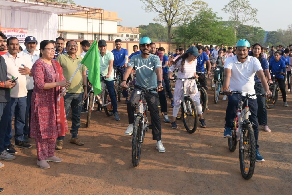 स्वीप कार्यक्रम के तहत साइकिल रैली का किया गया आयोजन,कलेक्टर-एसपी हुए शामिल 3 IMG 20240405 WA0224
