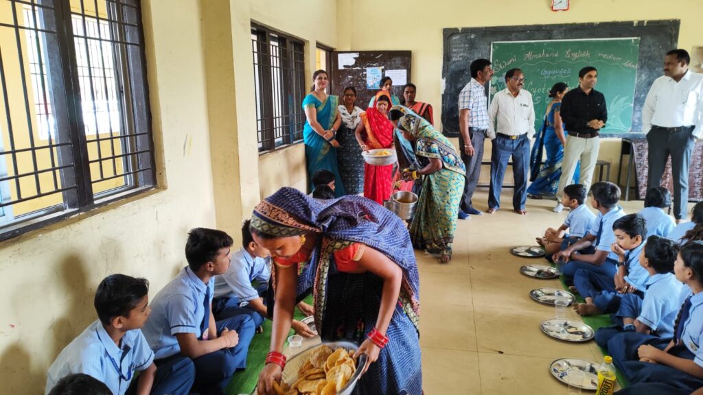 स्वामी आत्मानंद उत्कृष्ट विद्यालय, लाहोद में न्योता भोज के साथ -साथ , समर कैंप का उत्दाघाटन एवम मैगजीन डोर का विमोचन 2 IMG 20240408 WA0157