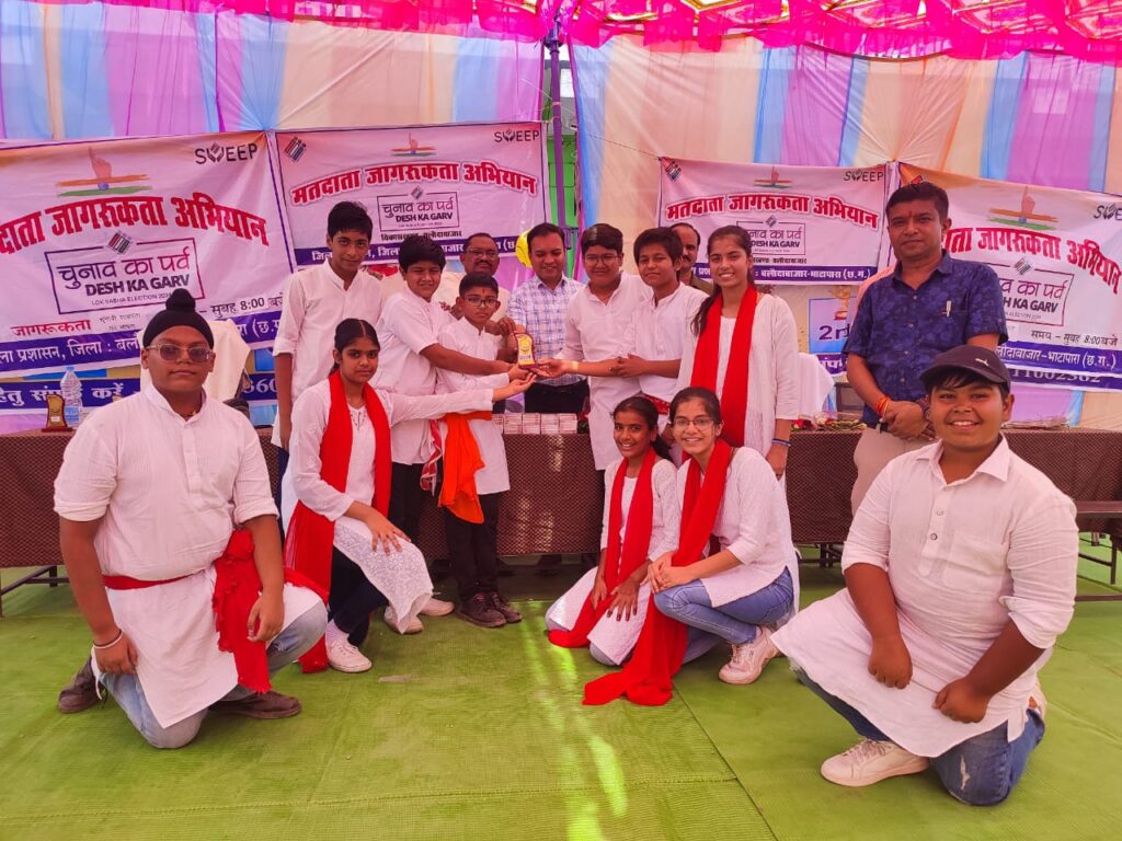 नुक्कड़ नाटक कर छात्र छात्राओं ने वरिष्ठजनों से शतप्रतिशत मतदान करने की अपील,एसडीएम अमित गुप्ता ने मतदान करने दिलाई शपथ। 1 IMG 20240414 WA0041