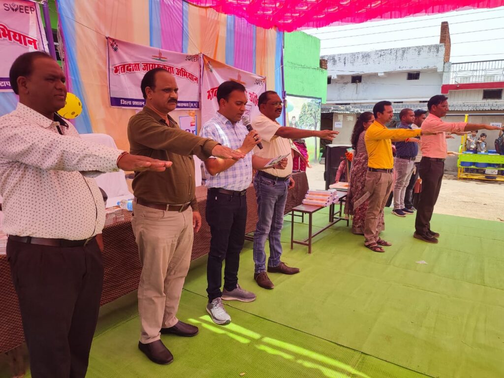 नुक्कड़ नाटक कर छात्र छात्राओं ने वरिष्ठजनों से शतप्रतिशत मतदान करने की अपील,एसडीएम अमित गुप्ता ने मतदान करने दिलाई शपथ। 4 IMG 20240414 WA0042