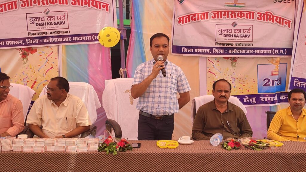 नुक्कड़ नाटक कर छात्र छात्राओं ने वरिष्ठजनों से शतप्रतिशत मतदान करने की अपील,एसडीएम अमित गुप्ता ने मतदान करने दिलाई शपथ। 5 IMG 20240414 WA0043