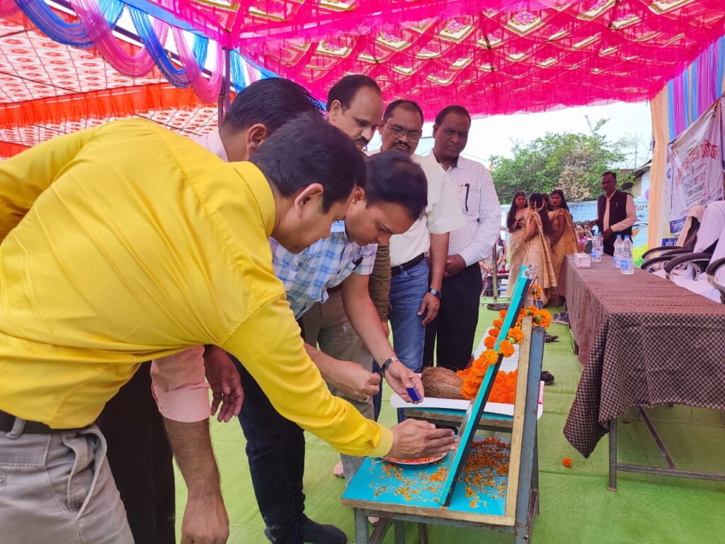 नुक्कड़ नाटक कर छात्र छात्राओं ने वरिष्ठजनों से शतप्रतिशत मतदान करने की अपील,एसडीएम अमित गुप्ता ने मतदान करने दिलाई शपथ। 3 IMG 20240414 WA0044