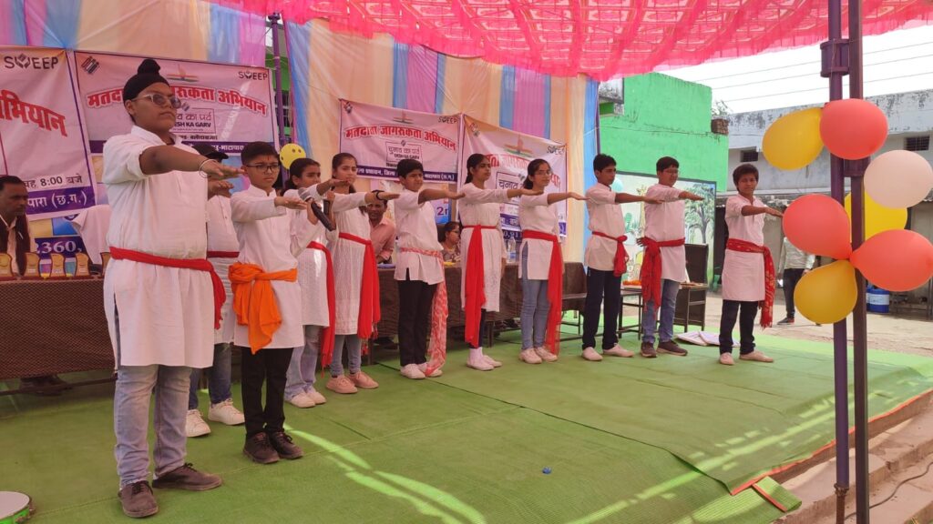 नुक्कड़ नाटक कर छात्र छात्राओं ने वरिष्ठजनों से शतप्रतिशत मतदान करने की अपील,एसडीएम अमित गुप्ता ने मतदान करने दिलाई शपथ। 2 IMG 20240414 WA0045