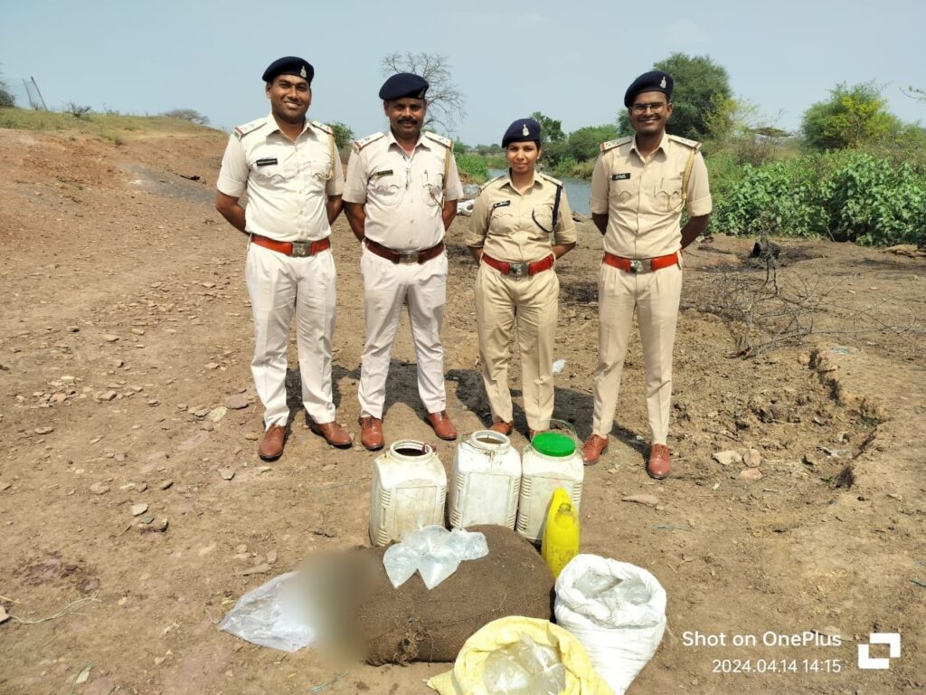 आबकारी विभाग की कार्रवाई<br>117.5 बल्क लीटर महुआ शराब जब्त, 1140 किलो महुआ लाहन को किया गया नष्ट। 1 IMG 20240414 WA0353