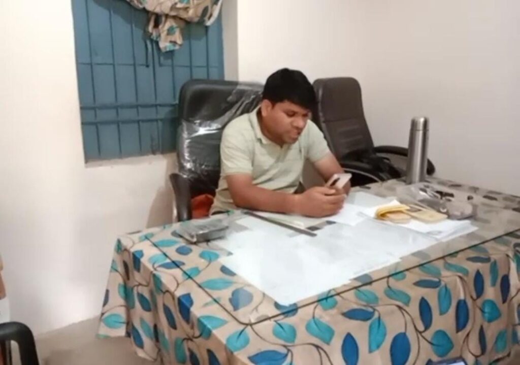 राज्य से बाहर गए ग्रामीण मतदाताओं को रिझाने जिला प्रशासन चला रहे है ’घर आजा संगी अभियान 2 IMG 20240424 WA0110