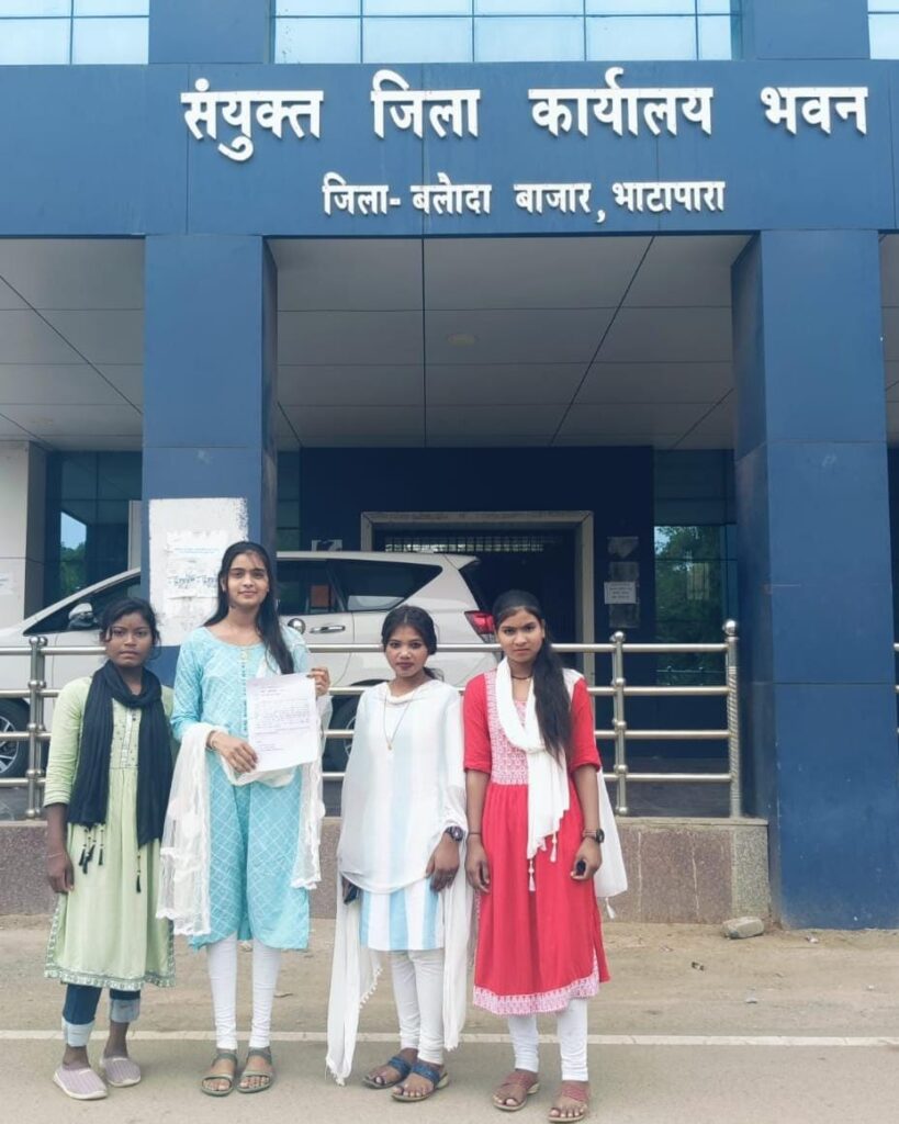 शराब दुकान को हटवाने हेतु छात्राओं ने दिया आवेदन 1 IMG 20240518 WA0144