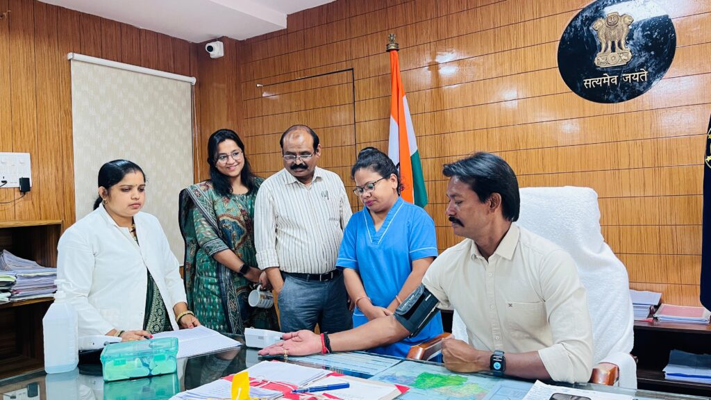जिले में मनाया गया विश्व उच्च रक्तचाप दिवस,कलेक्टर सहित कर्मचारियों ने करवाई जांच। 2 IMG 20240518 WA0148 1