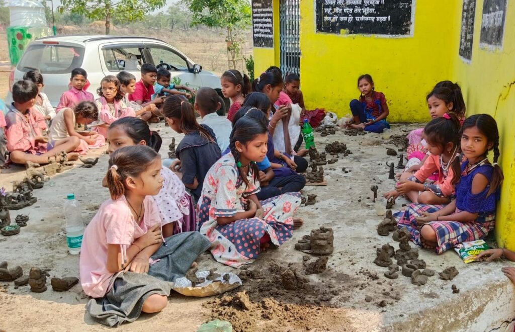 संकुल केंद्र खैन्दा (लवन) में हो रहा है समर कैंप का आयोजन 2 IMG 20240526 WA0141