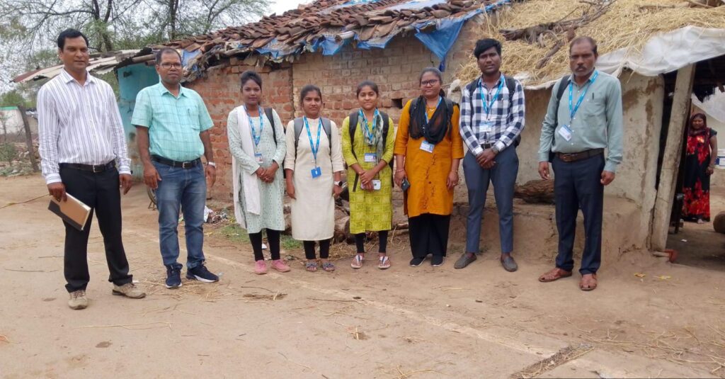 एक दिवसीय निरीक्षण के लिए अंतरराष्ट्रीय जनसंख्या विज्ञान संस्थान मुंबई से छत्तीसगढ़ राज्य प्रमुख पहुंचे बलौदा बाजार जिले के नगर पंचायत सिमगा । 1 1002688097 2