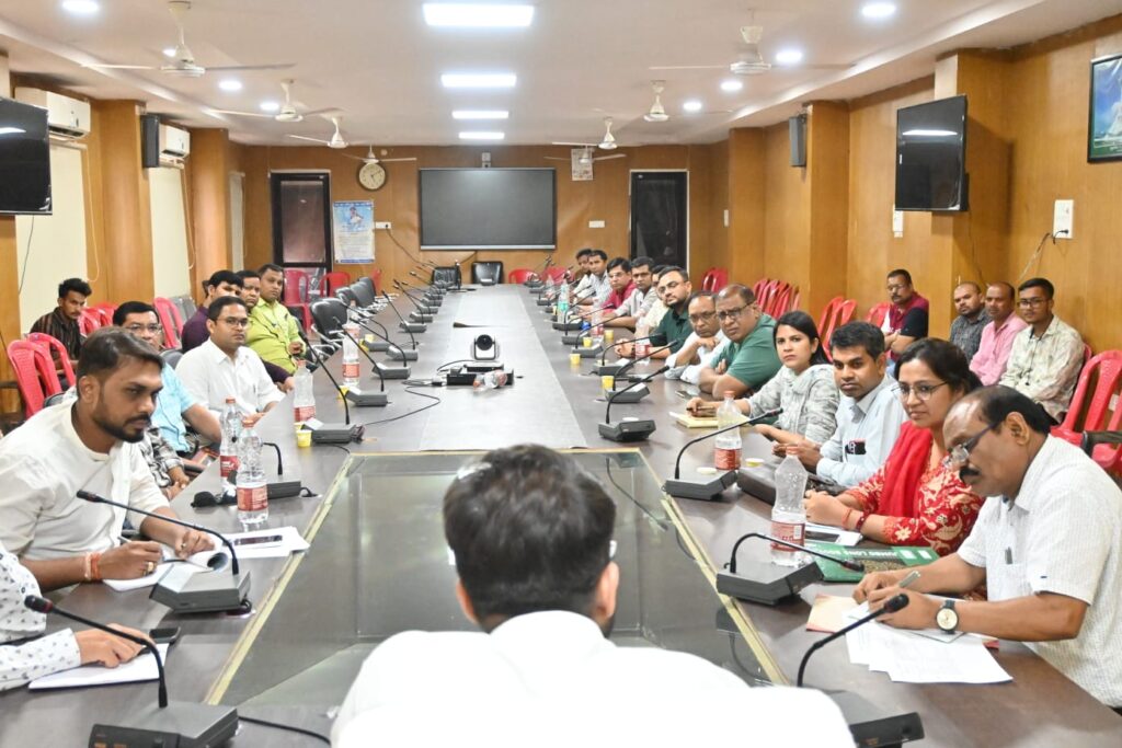 आयुष्मान कार्ड से ईलाज कराने में न हो कोई दिक्क़त - कलेक्टर अस्पतालों में जिला कंट्रोल रूम का मोबाइल नंबर प्रदर्शित करने क़े निर्देश कलेक्टर ने क़ी स्वास्थ्य विभाग क़े कार्यों की समीक्षा बैठक 2 1002692507