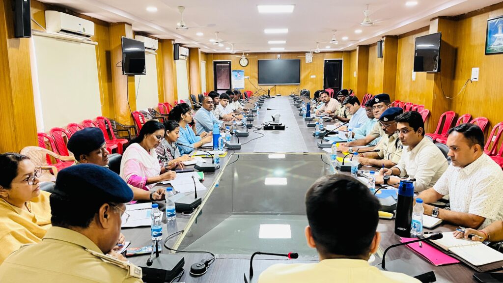 कलेक्टर-एसपी ने की जिले में कानून व्यवस्था की समीक्षा बैठक। 2 1002741341 1