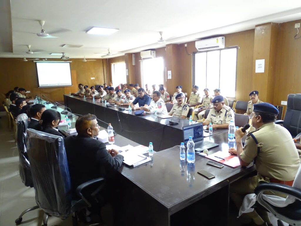 जिला बलौदाबाजार-भाटापारा पुलिस द्वारा नए कानून संहिता के संबंध में पुलिस अधिकारी-कर्मचारियों के लिए एक दिवसीय प्रशिक्षण कार्यक्रम का किया गया आयोजन 3 1002748040