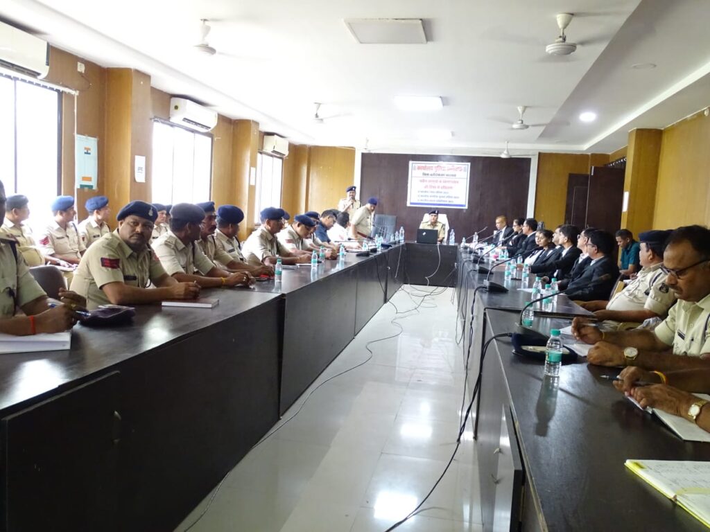 जिला बलौदाबाजार-भाटापारा पुलिस द्वारा नए कानून संहिता के संबंध में पुलिस अधिकारी-कर्मचारियों के लिए एक दिवसीय प्रशिक्षण कार्यक्रम का किया गया आयोजन 2 1002748043