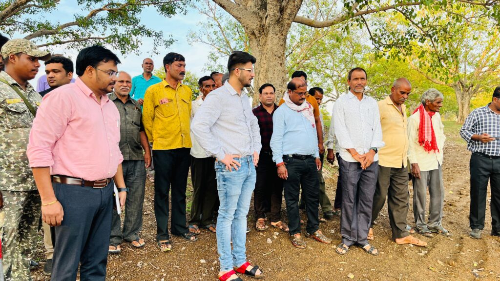 किसानी कार्य का जायजा लेने कलेक्टर पहुंचे खेत,किसानों को आधुनिक टेक्नोलॉजी का उपायोग करने की दी सलाह। 2 1002756725