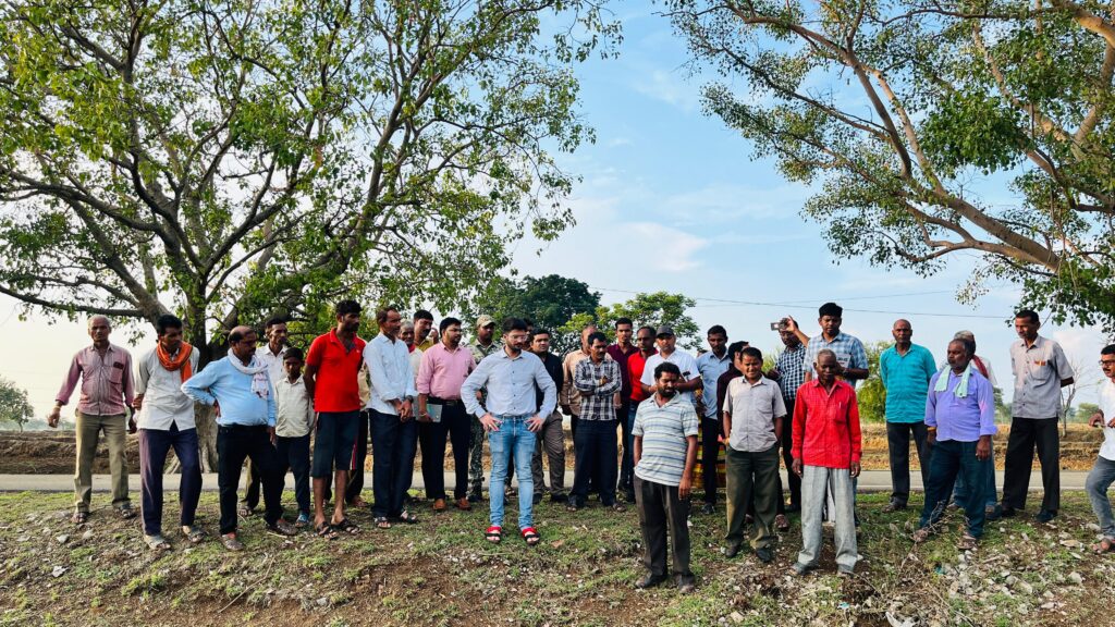 किसानी कार्य का जायजा लेने कलेक्टर पहुंचे खेत,किसानों को आधुनिक टेक्नोलॉजी का उपायोग करने की दी सलाह। 1 1002756755