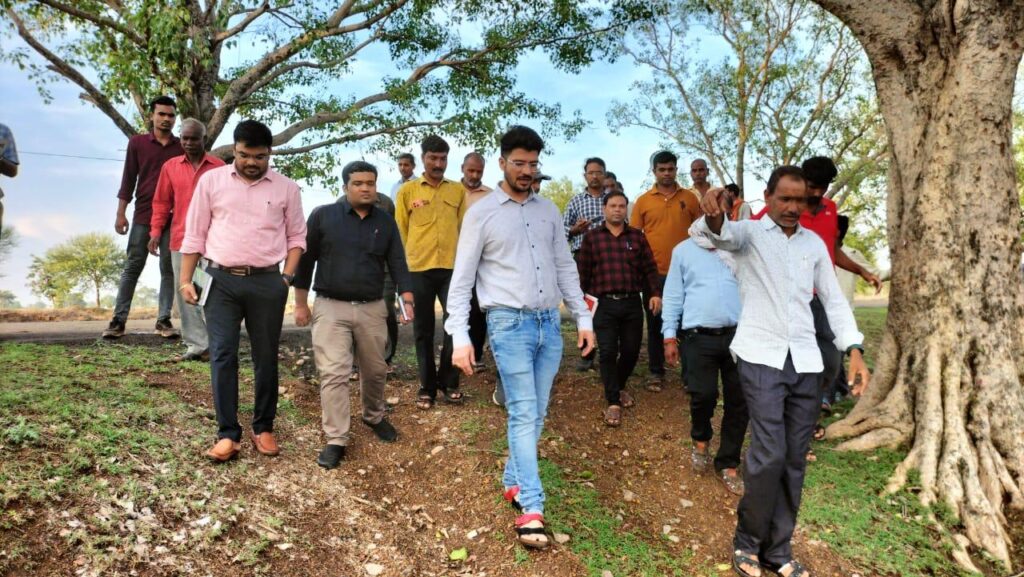 किसानी कार्य का जायजा लेने कलेक्टर पहुंचे खेत,किसानों को आधुनिक टेक्नोलॉजी का उपायोग करने की दी सलाह। 4 1002756780
