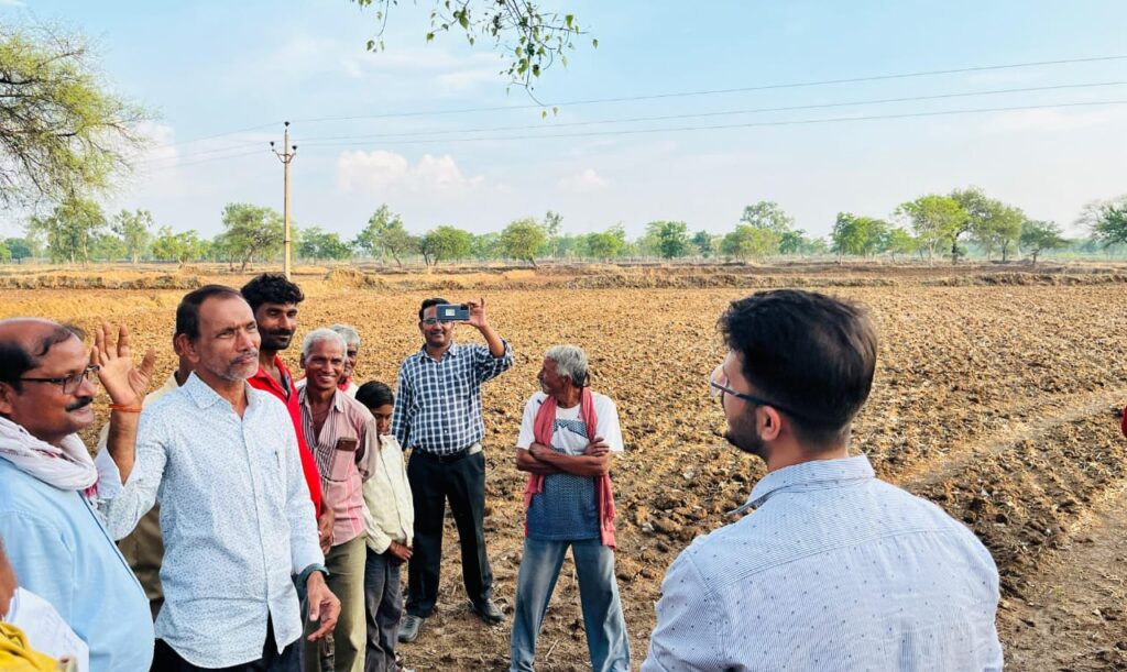 किसानी कार्य का जायजा लेने कलेक्टर पहुंचे खेत,किसानों को आधुनिक टेक्नोलॉजी का उपायोग करने की दी सलाह। 3 1002756796