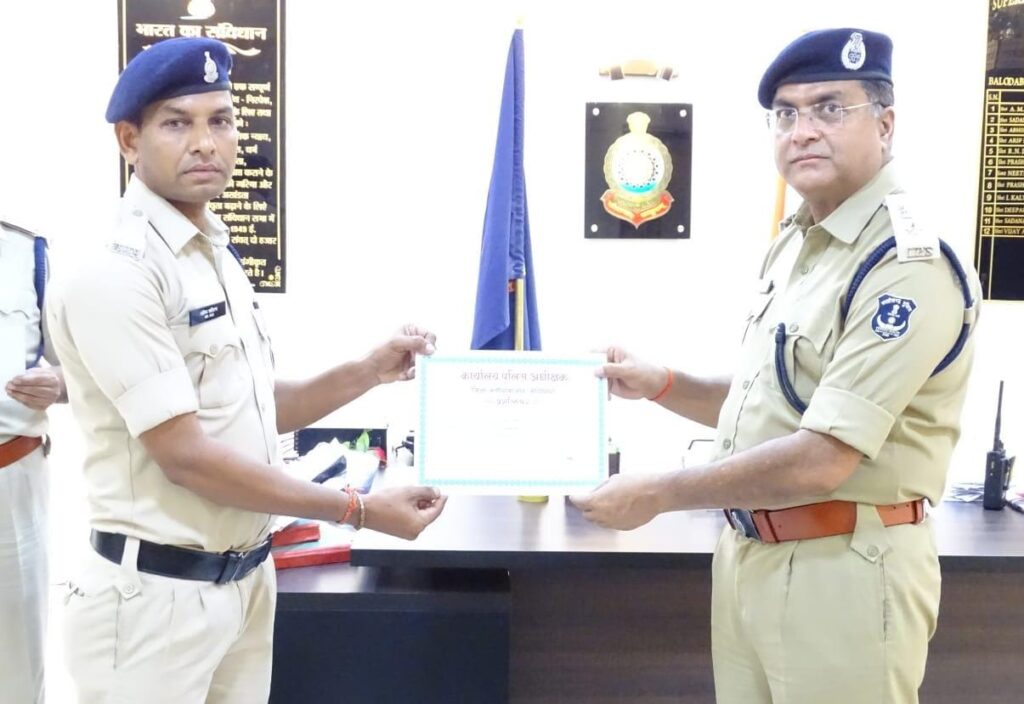 रात्रि गस्त/पेट्रोलिंग सजग एवं तत्परता पूर्वक करने वाले पुलिस जवानों को किया गया प्रशस्ति पत्र देकर किया गया सम्मानित। 3 1002756940
