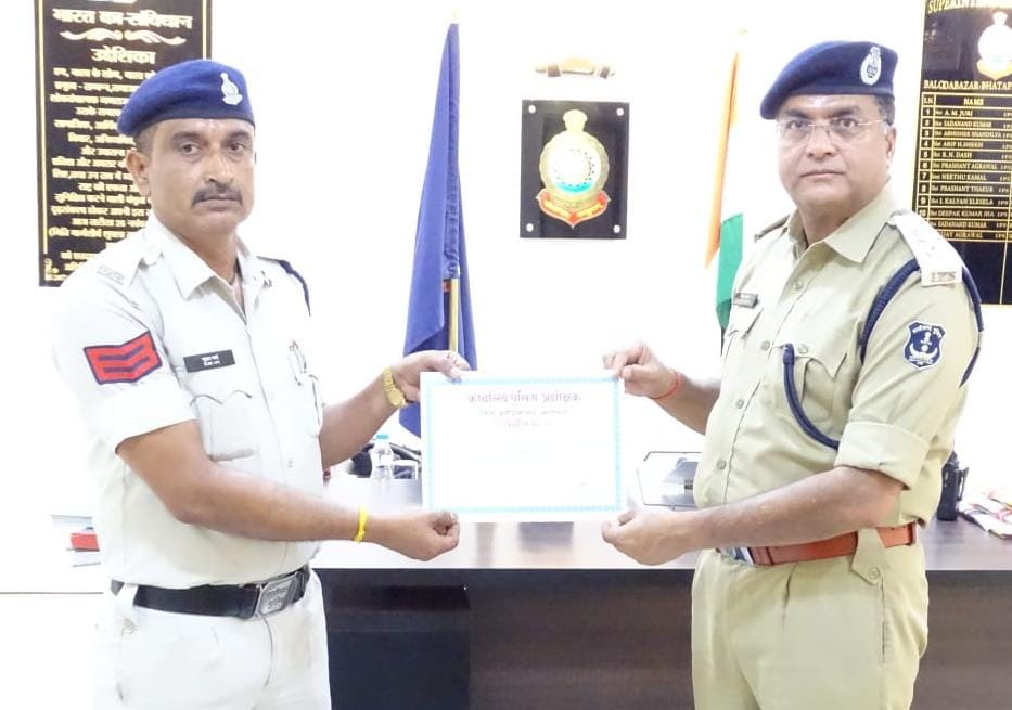 रात्रि गस्त/पेट्रोलिंग सजग एवं तत्परता पूर्वक करने वाले पुलिस जवानों को किया गया प्रशस्ति पत्र देकर किया गया सम्मानित। 5 1002756943