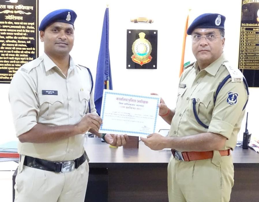 रात्रि गस्त/पेट्रोलिंग सजग एवं तत्परता पूर्वक करने वाले पुलिस जवानों को किया गया प्रशस्ति पत्र देकर किया गया सम्मानित। 2 1002756949