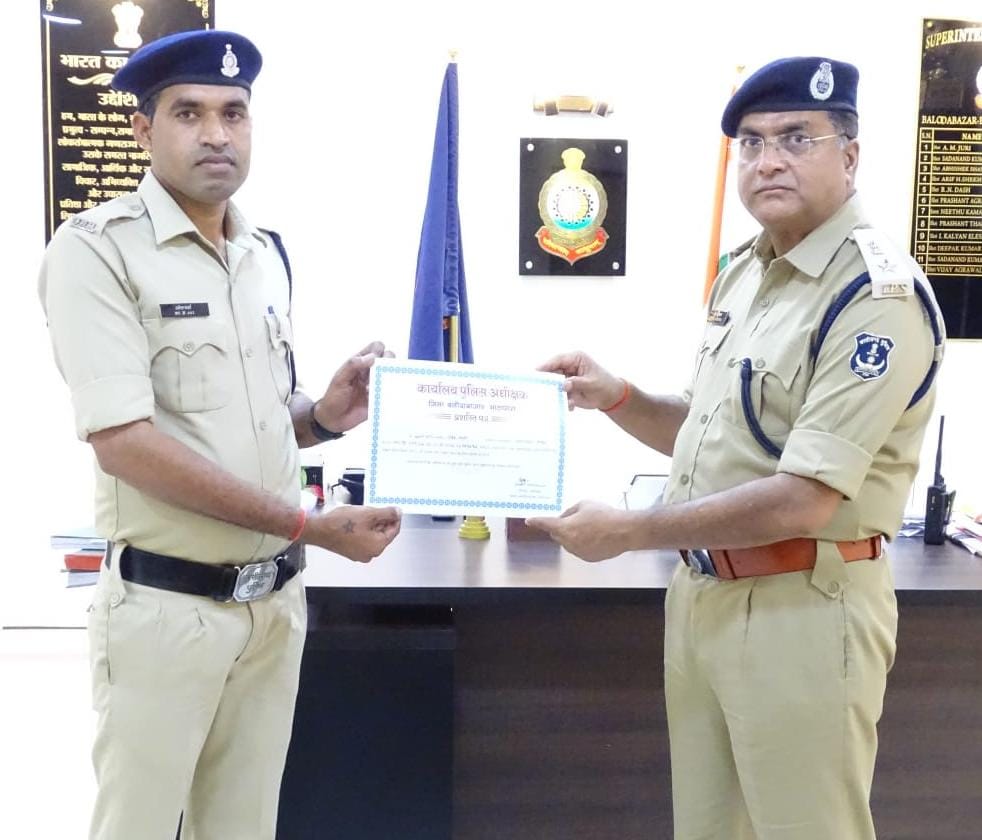 रात्रि गस्त/पेट्रोलिंग सजग एवं तत्परता पूर्वक करने वाले पुलिस जवानों को किया गया प्रशस्ति पत्र देकर किया गया सम्मानित। 4 1002756952
