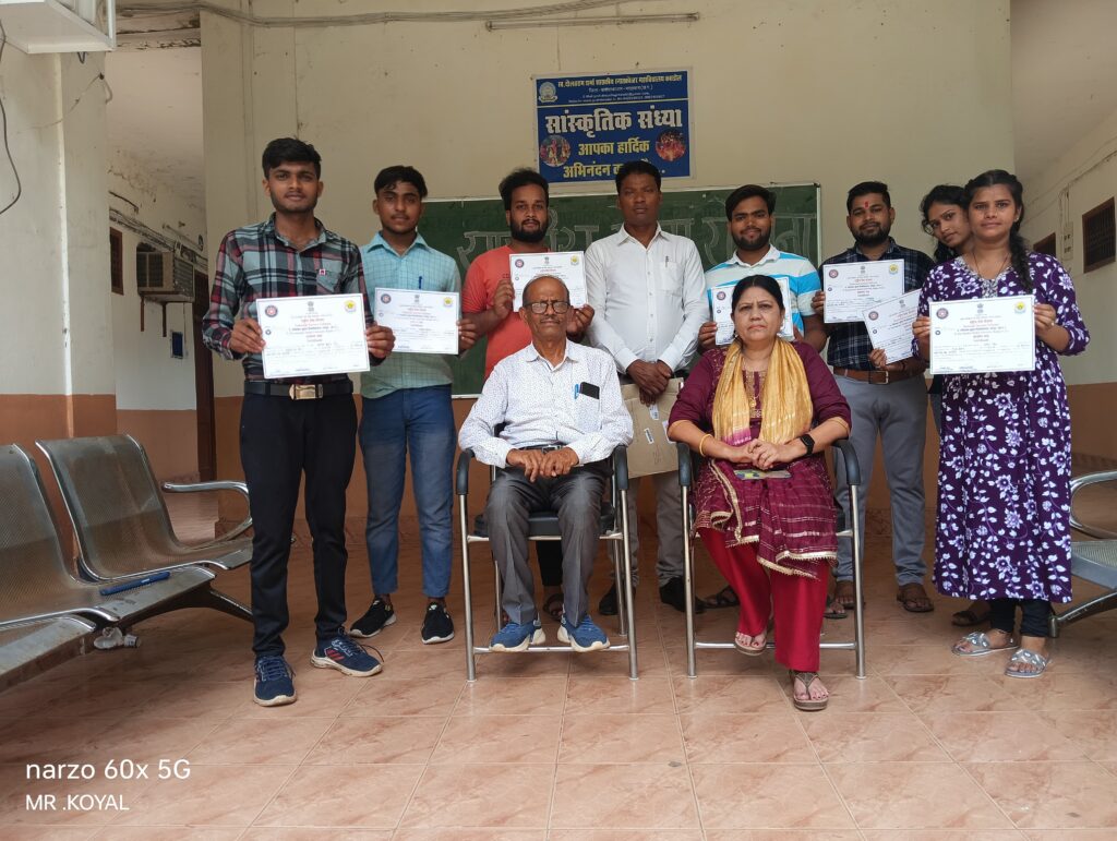 दौलतराम शर्मा शासकीय महाविद्यालय कसडोल में NSS का B प्रमाण पत्र वितरण किया गया। 1 1002780413