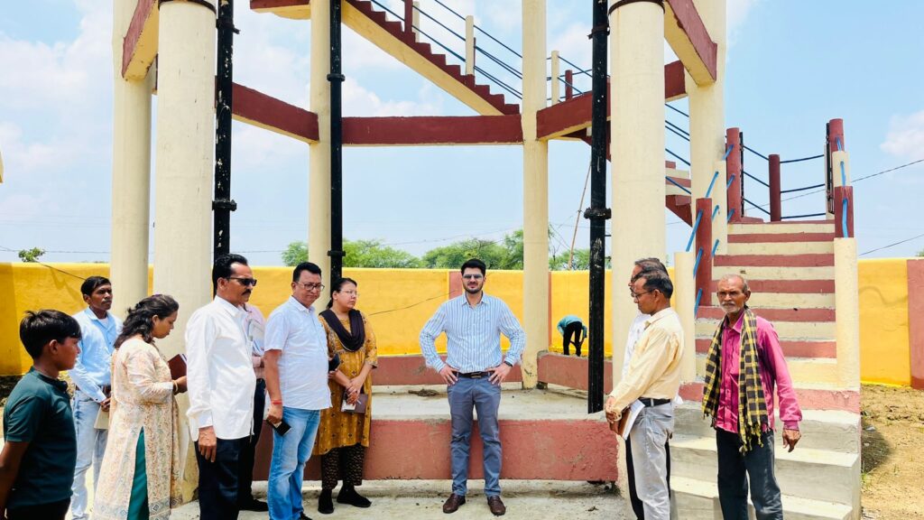 फ्लैगशिप योजनाओं की जानकारी लेने कलेक्टर पहुंचे गांव। 7 1002792200