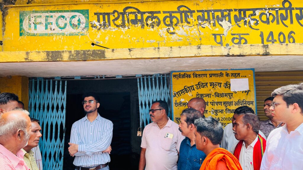 फ्लैगशिप योजनाओं की जानकारी लेने कलेक्टर पहुंचे गांव। 1 1002792244