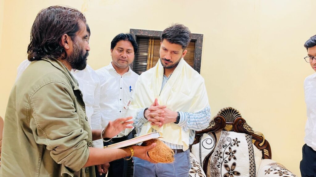 फ्लैगशिप योजनाओं की जानकारी लेने कलेक्टर पहुंचे गांव। 9 1002792255