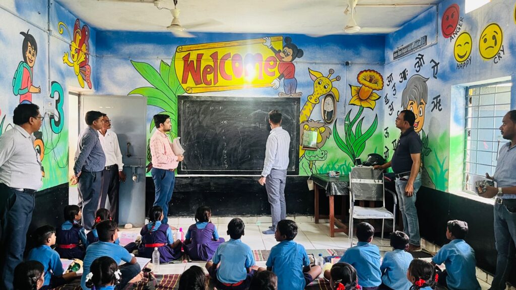 फ्लैगशिप योजनाओं की जानकारी लेने कलेक्टर पहुंचे गांव। 3 1002792262