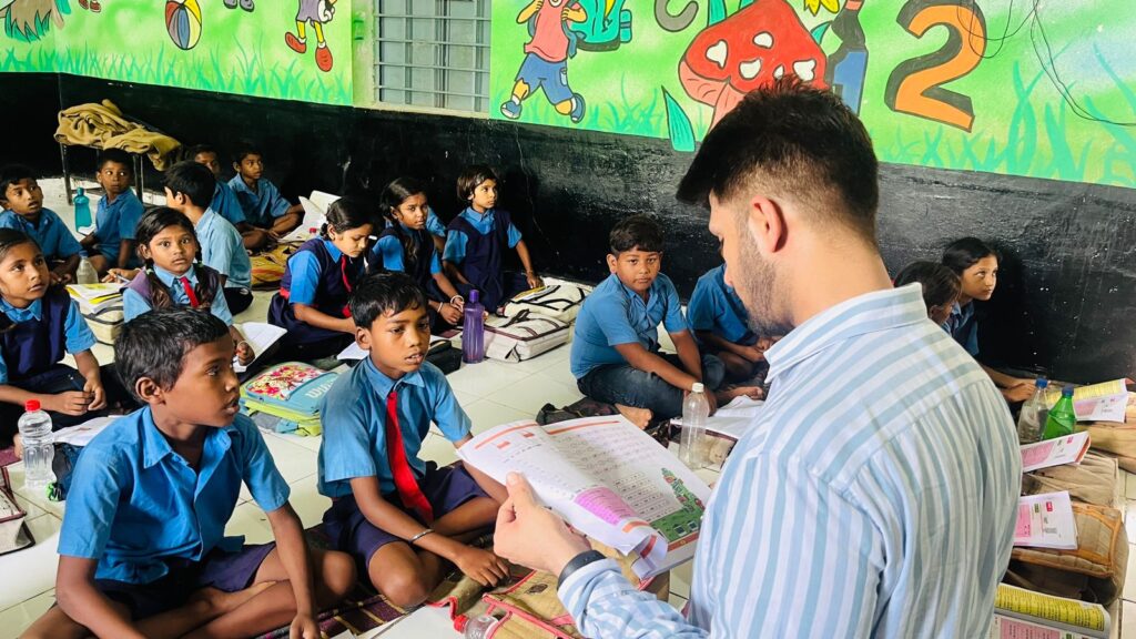 फ्लैगशिप योजनाओं की जानकारी लेने कलेक्टर पहुंचे गांव। 2 1002792264