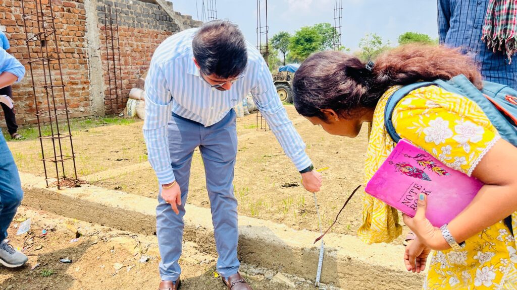 फ्लैगशिप योजनाओं की जानकारी लेने कलेक्टर पहुंचे गांव। 4 1002792266
