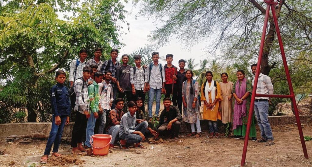एम्स लैंड पब्लिक स्कूल लवन में किया गया वृक्षारोपण 1 IMG 20240605 WA0181