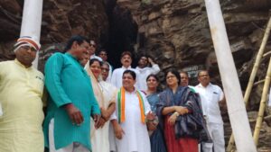 कांग्रेस के पूर्व मंत्री सहित विधायकगण निरीक्षण में पहुंचे गिरौदपुरी के अमरगुफा, आगजनी की घटना को भाजपा सरकार की विफलता बताया । 2 IMG 20240613 WA0034 1024x576 1